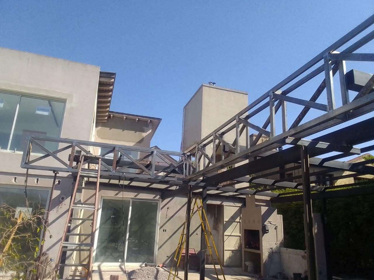 Estructura metálica de caño estructural para una pérgola en el patio de una vivienda